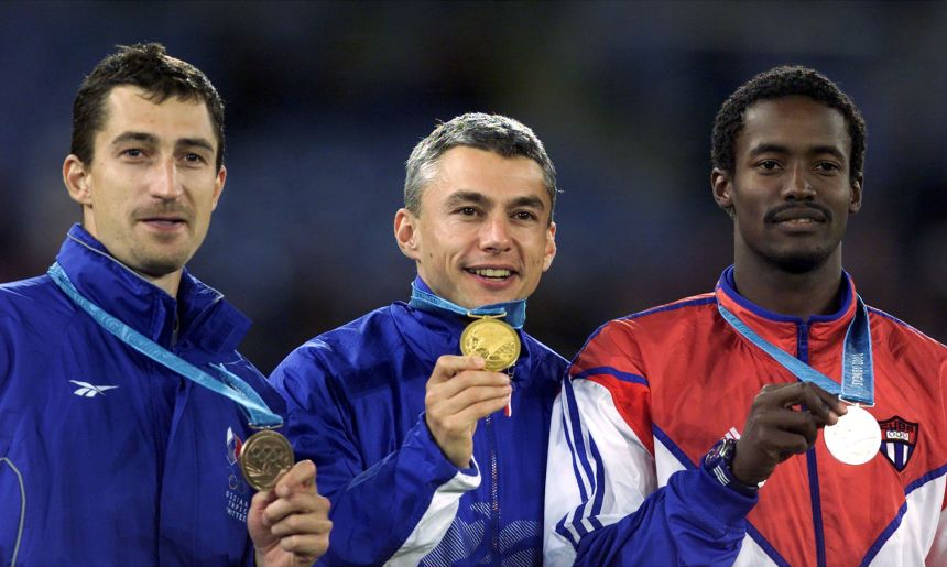 From left to right, Russia's Denis Kasputin, Edwards, and Cuba's Yoel Garcia on the podium at the 2000 Olympics in Sydney.