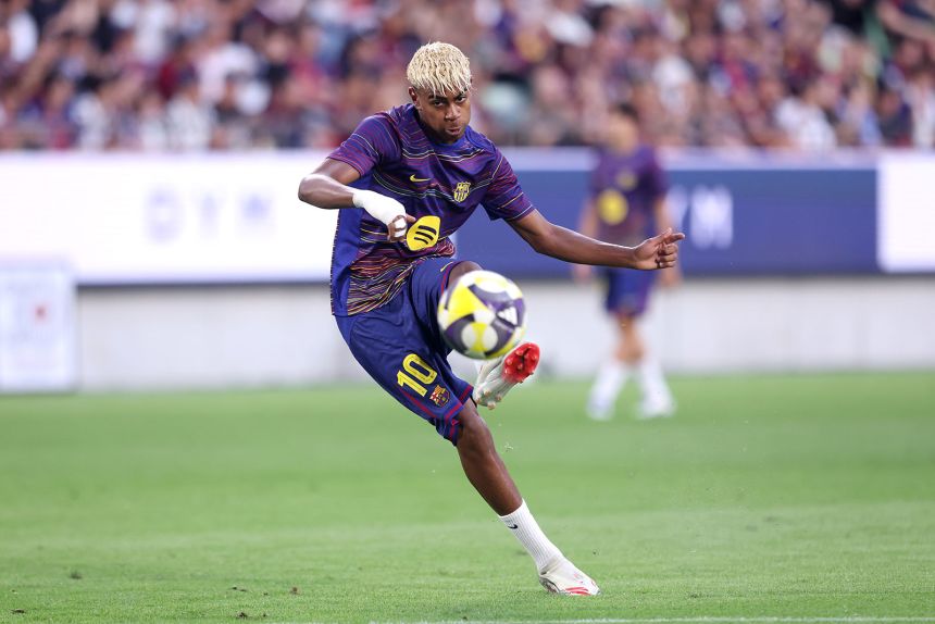 Barça star Lamine Yamal takes part in warmups before a preseason friendly against Vissel Kobe in Japan.