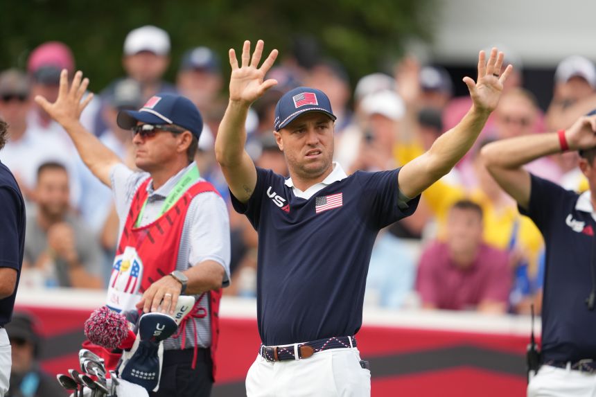 Justin Thomas tries to quiet fans so Rory McIlroy could hit on Saturday.